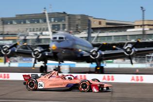 Pascal Wehrlein (GER) Porsche 99x Electric #94 im 