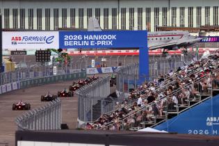 FE Rennfahrzeuge auf der Start- Zielgerade neben der Haupttribüne sowie dem Flugzeug und Hangar in Hintergund, Rennen 2, FIA Formel E Weltmeisterschaft Saison 12, Berlin E- Prix, 03.05.2026, Flughafen Tempelhof, FE, Elektromotorsport
E-PrixinBerlin2026_055.jpg
