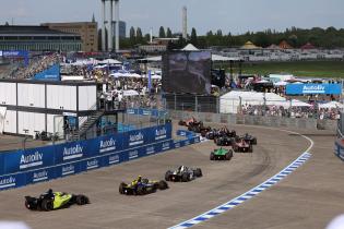 Alle FE Rennfahrzeuge hintereinander in Kurve 14 mit dem Fanberecih im Hintergrund, Rennen 2, FIA Formel E Weltmeisterschaft Saison 12, Berlin E- Prix, 03.05.2026, Flughafen Tempelhof, FE, Elektromotorsport
E-PrixinBerlin2026_056.jpg