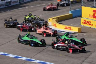Joel Eriksson (SWE) Envison, Edoardo Mortara (SUI) Mahindra und Sebastian Buemi (SUI) Envision nach Kurve 12 im Positionskampf gefolgt von weiteren FE Rennfahrzeugen, Rennen 2, FIA Formel E Weltmeisterschaft Saison 12, Berlin E- Prix, 03.05.2026, Flughafen Tempelhof, FE, Elektromotorsport
E-PrixinBerlin2026_058.jpg