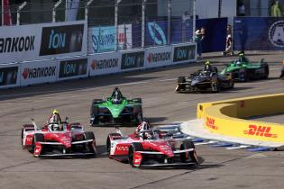 Oliver Rowland (GBR) und Teamkollegen Norman Nato (FRA) beide Nissan vor weiteren FE Rennfahgrzeugen nebeneinander in Kurve 12, Rennen 2, FIA Formel E Weltmeisterschaft Saison 12, Berlin E- Prix, 03.05.2026, Flughafen Tempelhof, FE, Elektromotorsport
E-PrixinBerlin2026_061.jpg