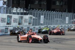 Pascal Wehrlein (GER) Porsche #94, Rennen 2, Rennen 2, FIA Formel E Weltmeisterschaft Saison 12, Berlin E- Prix, 03.05.2026, Flughafen Tempelhof, FE, Elektromotorsport
E-PrixinBerlin2026_063.jpg