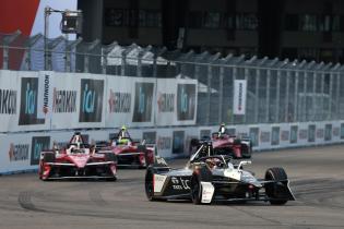 Mitch Evans (NZL) Jaguar vor Norman Nato (FR) Nissan im Rennen 2, FIA Formel E Weltmeisterschaft Saison 12, Berlin E- Prix, 03.05.2026, Flughafen Tempelhof, FE, Elektromotorsport
E-PrixinBerlin2026_064.jpg