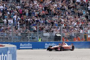 Pascal Wehrlein (GER) Dritter im Porsche #94 winkt auf der Ehrenrunde den besuchern auf der Tribüne, Rennen 2, Rennen 2, FIA Formel E Weltmeisterschaft Saison 12, Berlin E- Prix, 03.05.2026, Flughafen Tempelhof, FE, Elektromotorsport
E-PrixinBerlin2026_065.jpg