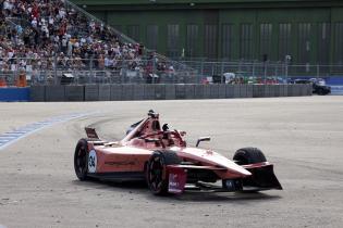 Pascal Wehrlein (GER) Dritter im Porsche #94 winkt auf der Ehrenrunde den besuchern auf der Tribüne, Rennen 2, Rennen 2, FIA Formel E Weltmeisterschaft Saison 12, Berlin E- Prix, 03.05.2026, Flughafen Tempelhof, FE, Elektromotorsport
E-PrixinBerlin2026_066.jpg