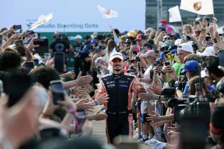 Pascal Wehrlein (GER) Porsche Zweiter lächelnd auf dem Weg zum Podium Rennen 2, Rennen 2, FIA Formel E Weltmeisterschaft Saison 12, Berlin E- Prix, 03.05.2026, Flughafen Tempelhof, FE, Elektromotorsport
E-PrixinBerlin2026_067.jpg