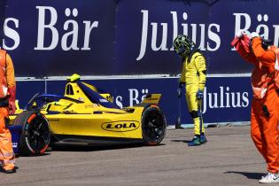 Lucas di Grassi (BRA) Lola- Yamaha schaut sich das Heck seines beschädigten Gen3 Rennwagen an, Ausfall im Qualifiyng, FIA Formel E Weltmeisterschaft Saison 12, Berlin E- Prix, 01.05.2026, Flughafen Tempelhof, FE, Elektromotorsport
E-PrixinBerlin2026_068.jpg