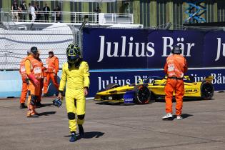 Lucas di Grassi (BRA) Lola- Yamaha zu Fuss vor dem beschädigten Gen3 Rennwagen nach seinem Ausfall im Qualifiyng, FIA Formel E Weltmeisterschaft Saison 12, Berlin E- Prix, 01.05.2026, Flughafen Tempelhof, FE, Elektromotorsport
E-PrixinBerlin2026_069.jpg