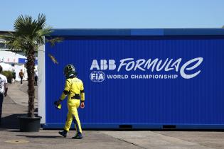 Lucas di Grassi (BRA) Lola- Yamaha zu Fuss nach seinem Ausfall im Qualifiyng zu Fuss zur Box, FIA Formel E Weltmeisterschaft Saison 12, Berlin E- Prix, 01.05.2026, Flughafen Tempelhof, FE, Elektromotorsport
E-PrixinBerlin2026_070.jpg