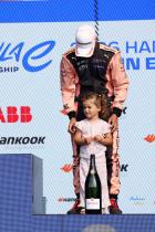 Soleya, Tochter von Pascal Wehrlein (GER) dem Dritten Porsche #94 auf dem Podium, Rennen 2, Rennen 2, FIA Formel E Weltmeisterschaft Saison 12, Berlin E- Prix, 03.05.2026, Flughafen Tempelhof, FE, Elektromotorsport
E-PrixinBerlin2026_071.jpg