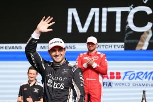 Sieger Mitch Evans (NZL) Jaguar winkt den Beuschern vor der Bühne der Siegerehrung, Rennen 2, FIA Formel E Weltmeisterschaft Saison 12, Berlin E- Prix, 03.05.2026, Flughafen Tempelhof, FE, Elektromotorsport
E-PrixinBerlin2026_072.jpg