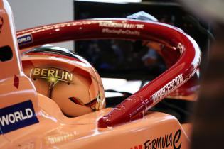 Pascal Wehrlein (GER) Helm von hinten, sitzt im Porsche 99x Electric #94 im 
