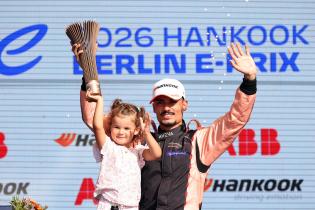 Pascal Wehrlein (GER) Porsche #94 mit Tochter Soleya sowie dem Pokal auf dem Podium Rennen 2, Rennen 2, FIA Formel E Weltmeisterschaft Saison 12, Berlin E- Prix, 03.05.2026, Flughafen Tempelhof, FE, Elektromotorsport
E-PrixinBerlin2026_074.jpg