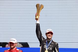 Zweiter Oliver Rowland (GBR) Nissan und Sieger Mitch Evans (NZL) Jaguar streckt den poakl in die Luft, Podium Rennen 2, Rennen 2, FIA Formel E Weltmeisterschaft Saison 12, Berlin E- Prix, 03.05.2026, Flughafen Tempelhof, FE, Elektromotorsport
E-PrixinBerlin2026_075.jpg