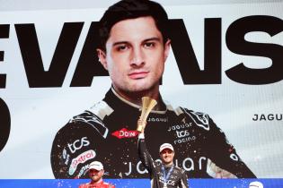 Mitch Evans (NZL) Jaguar streckt den Siegerpokal vor seinem Portrait auf der Videowand in die Luft, Rennen 2, FIA Formel E Weltmeisterschaft Saison 12, Berlin E- Prix, 03.05.2026, Flughafen Tempelhof, FE, Elektromotorsport
E-PrixinBerlin2026_076.jpg
