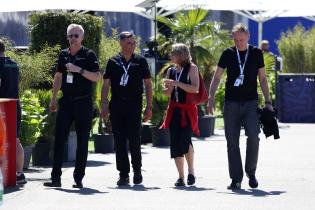 Thomas Laudenbach (GER) Porsche Motorsportchef, Dr. Michael Steiner (GER) Vorstandsmitglied Porsche AG, Petra Blume (GER) und Oliver Blume (GER) Vorstandsvorsitzender Volkswagen AG laufen zusammen durchs das Fahrerlager, FIA Formel E Weltmeisterschaft Saison 12, Berlin E- Prix, 02.05.2026, Flughafen Tempelhof, FE, Elektromotorsport
E-PrixinBerlin2026_079.jpg