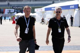 Oliver Blume (GER) Vorstandsvorsitzender Volkswagen AG und Thomas Laudenbach (GER) Porsche Motorsportchef laufen zusammen durchs das Fahrerlager, FIA Formel E Weltmeisterschaft Saison 12, Berlin E- Prix, 02.05.2026, Flughafen Tempelhof, FE, Elektromotorsport
E-PrixinBerlin2026_080.jpg