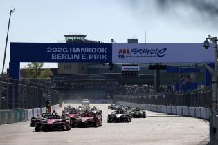 Edoardo Mortara (SUI) Mahindra führt vor Pascal Wehrlein (GER) Porsche #94 das FE Faherfeld nach dem Start an, Rennen 1, FIA Formel E Weltmeisterschaft Saison 12, Berlin E- Prix, 02.05.2026, Flughafen Tempelhof, FE, Elektromotorsport
E-PrixinBerlin2026_081.jpg
