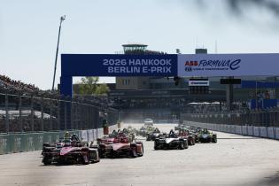 Edoardo Mortara (SUI) Mahindra führt vor Pascal Wehrlein (GER) Porsche #94 das FE Faherfeld nach dem Start an, Rennen 1, FIA Formel E Weltmeisterschaft Saison 12, Berlin E- Prix, 02.05.2026, Flughafen Tempelhof, FE, Elektromotorsport
E-PrixinBerlin2026_082.jpg