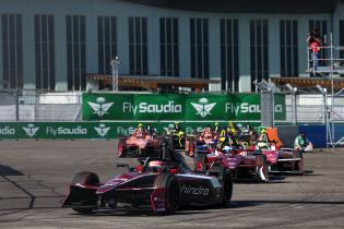 Edoardo Mortara (SUI) Mahindra führt das FE Faherfeld an, Rennen 1, FIA Formel E Weltmeisterschaft Saison 12, Berlin E- Prix, 02.05.2026, Flughafen Tempelhof, FE, Elektromotorsport
E-PrixinBerlin2026_086.jpg