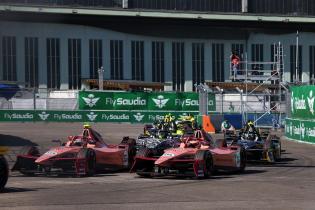 Nico Mueller (51) Porsche 99x Electric #51 und Pascal Wehrlein (GER) Porsche #94 beide im Nico Mueller (51) Porsche 99x Electric #51 und Pascal Wehrlein (GER) Porsche #94 beide im