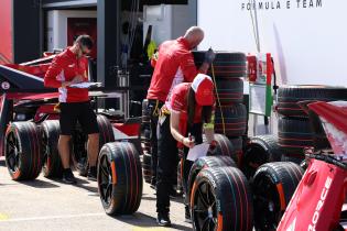 Nissan Teammitglieder prüfen und bereiten die Hankook Ion Reifen auf das Wochenende vor, FIA Formel E Weltmeisterschaft Saison 12, Berlin E- Prix, 30.04.2026, Flughafen Tempelhof, FE, Elektromotorsport
E-PrixinBerlin2026_096.jpg Nissan Teammitglieder prüfen und bereiten die Hankook Ion Reifen auf das Wochenende vor, FIA Formel E Weltmeisterschaft Saison 12, Berlin E- Prix, 30.04.2026, Flughafen Tempelhof, FE, Elektromotorsport
E-PrixinBerlin2026_096.jpg
