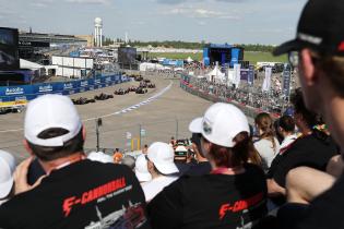 Alle FE Rennfahrzeuge hintereinander in Kurve 13 und 14 über Zuschauer fotografiert, Rennen 2, FIA Formel E Weltmeisterschaft Saison 12, Berlin E- Prix, 03.05.2026, Flughafen Tempelhof, FE, Elektromotorsport
E-PrixinBerlin2026_097.jpg Alle FE Rennfahrzeuge hintereinander in Kurve 13 und 14 über Zuschauer fotografiert, Rennen 2, FIA Formel E Weltmeisterschaft Saison 12, Berlin E- Prix, 03.05.2026, Flughafen Tempelhof, FE, Elektromotorsport
E-PrixinBerlin2026_097.jpg