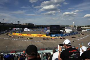 Alle FE Rennfahrzeuge hintereinander in Kurve 12 bis 14 im Rennen 2, FIA Formel E Weltmeisterschaft Saison 12, Berlin E- Prix, 03.05.2026, Flughafen Tempelhof, FE, Elektromotorsport
E-PrixinBerlin2026_098.jpg Alle FE Rennfahrzeuge hintereinander in Kurve 12 bis 14 im Rennen 2, FIA Formel E Weltmeisterschaft Saison 12, Berlin E- Prix, 03.05.2026, Flughafen Tempelhof, FE, Elektromotorsport
E-PrixinBerlin2026_098.jpg