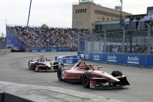 Pascal Wehrlein (GER) Porsche #94 und Oliver Rowland (GBR) Nissan im Renen 2, FIA Formel E Weltmeisterschaft Saison 12, Berlin E- Prix, 03.05.2026, Flughafen Tempelhof, FE, Elektromotorsport
E-PrixinBerlin2026_099.jpg Pascal Wehrlein (GER) Porsche #94 und Oliver Rowland (GBR) Nissan im Renen 2, FIA Formel E Weltmeisterschaft Saison 12, Berlin E- Prix, 03.05.2026, Flughafen Tempelhof, FE, Elektromotorsport
E-PrixinBerlin2026_099.jpg