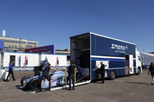 Spark Racing Technology Mitarbeiter laden das Gen4 Entwicklungs- FE Rennfahrzeug in einen LKW, Fahrerlager, FIA Formel E Weltmeisterschaft Saison 12, Berlin E- Prix, 01.05.2026, Flughafen Tempelhof, FE, Elektromotorsport
E-PrixinBerlin2026_103.jpg Spark Racing Technology Mitarbeiter laden das Gen4 Entwicklungs- FE Rennfahrzeug in einen LKW, Fahrerlager, FIA Formel E Weltmeisterschaft Saison 12, Berlin E- Prix, 01.05.2026, Flughafen Tempelhof, FE, Elektromotorsport
E-PrixinBerlin2026_103.jpg