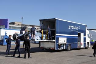Spark Racing Technology Mitarbeiter laden das Gen4 Entwicklungs- FE Rennwagen in einen LKW, Fahrerlager, FIA Formel E Weltmeisterschaft Saison 12, Berlin E- Prix, 01.05.2026, Flughafen Tempelhof, FE, Elektromotorsport
E-PrixinBerlin2026_104.jpg Spark Racing Technology Mitarbeiter laden das Gen4 Entwicklungs- FE Rennwagen in einen LKW, Fahrerlager, FIA Formel E Weltmeisterschaft Saison 12, Berlin E- Prix, 01.05.2026, Flughafen Tempelhof, FE, Elektromotorsport
E-PrixinBerlin2026_104.jpg
