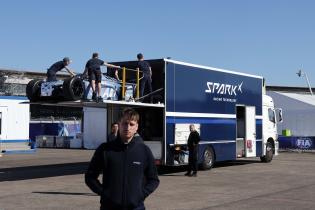 Spark Racing Technology Mitarbeiter schieben das Gen4 Entwicklungs- FE Rennfahrzeug in einen LKW, Fahrerlager, FIA Formel E Weltmeisterschaft Saison 12, Berlin E- Prix, 01.05.2026, Flughafen Tempelhof, FE, Elektromotorsport
E-PrixinBerlin2026_106.jpg Spark Racing Technology Mitarbeiter schieben das Gen4 Entwicklungs- FE Rennfahrzeug in einen LKW, Fahrerlager, FIA Formel E Weltmeisterschaft Saison 12, Berlin E- Prix, 01.05.2026, Flughafen Tempelhof, FE, Elektromotorsport
E-PrixinBerlin2026_106.jpg