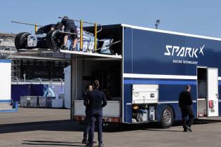 Spark Racing Technology Mitarbeiter schieben das Gen4 Entwicklungs- FE Rennfahrzeug in einen LKW, Fahrerlager, FIA Formel E Weltmeisterschaft Saison 12, Berlin E- Prix, 01.05.2026, Flughafen Tempelhof, FE, Elektromotorsport
E-PrixinBerlin2026_107.jpg Spark Racing Technology Mitarbeiter schieben das Gen4 Entwicklungs- FE Rennfahrzeug in einen LKW, Fahrerlager, FIA Formel E Weltmeisterschaft Saison 12, Berlin E- Prix, 01.05.2026, Flughafen Tempelhof, FE, Elektromotorsport
E-PrixinBerlin2026_107.jpg