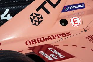 Detailansicht der Motorhaube mit Ohrlappen Aufschrift auf Pascal Wehrleins Porsche 99x Electric #94 im Detailansicht der Motorhaube mit Ohrlappen Aufschrift auf Pascal Wehrleins Porsche 99x Electric #94 im