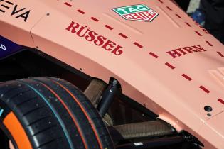 Detailansicht von der Front mit der Rüssel sowie Hirn Aufschrift auf Pascal Wehrleins Porsche 99x Electric #94 im Detailansicht von der Front mit der Rüssel sowie Hirn Aufschrift auf Pascal Wehrleins Porsche 99x Electric #94 im