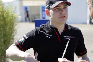 David Beckmann (GER) Porsche Ersatzfahrer im Fahrerlager, FIA Formel E Weltmeisterschaft Saison 12, Berlin E- Prix, 01.05.2026, Flughafen Tempelhof, FE, Elektromotorsport
E-PrixinBerlin2026_117.jpg David Beckmann (GER) Porsche Ersatzfahrer im Fahrerlager, FIA Formel E Weltmeisterschaft Saison 12, Berlin E- Prix, 01.05.2026, Flughafen Tempelhof, FE, Elektromotorsport
E-PrixinBerlin2026_117.jpg