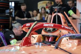 Pascal Wehrlein (94) im Porsche 99x Electric #94 sitzend, Pascal Wehrlein (94) im Porsche 99x Electric #94 sitzend,