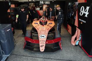 Pascal Wehrlein (94) im Porsche 99x Electric #94 sitzend, Pascal Wehrlein (94) im Porsche 99x Electric #94 sitzend,