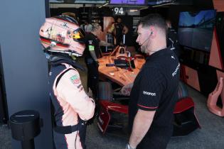 Pascal Wehrlein (94) Porsche 99x Electric #94 mit Helm auf im Pascal Wehrlein (94) Porsche 99x Electric #94 mit Helm auf im