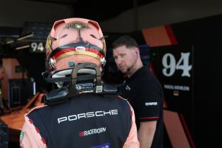 Pascal Wehrlein (94) Porsche 99x Electric #94 mit Helm auf im Pascal Wehrlein (94) Porsche 99x Electric #94 mit Helm auf im