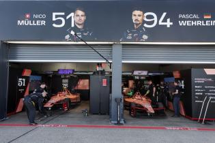 Nico Muellers Porsche 99x Electric #51 und Pascal Wehrleins Porsche 99x Electric #94 beide im Nico Muellers Porsche 99x Electric #51 und Pascal Wehrleins Porsche 99x Electric #94 beide im