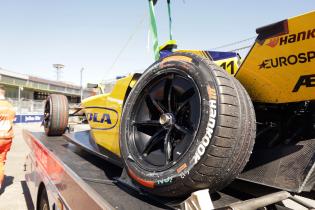 beschädigtes Hinterrad sowie gebrochene Aufhängung am Gen3 Lola- Yamaha von Lucas di Grassi auf dem Abschleppwagen, FIA Formel E Weltmeisterschaft Saison 12, Berlin E- Prix, 01.05.2026, Flughafen Tempelhof, FE, Elektromotorsport
E-PrixinBerlin2026_130.jpg beschädigtes Hinterrad sowie gebrochene Aufhängung am Gen3 Lola- Yamaha von Lucas di Grassi auf dem Abschleppwagen, FIA Formel E Weltmeisterschaft Saison 12, Berlin E- Prix, 01.05.2026, Flughafen Tempelhof, FE, Elektromotorsport
E-PrixinBerlin2026_130.jpg