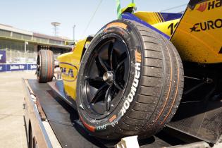 beschädigtes Hinterrad sowie gebrochene Aufhängung am Gen3 Lola- Yamaha von Lucas di Grassi auf dem Abschleppwagen, FIA Formel E Weltmeisterschaft Saison 12, Berlin E- Prix, 01.05.2026, Flughafen Tempelhof, FE, Elektromotorsport
E-PrixinBerlin2026_133.jpg beschädigtes Hinterrad sowie gebrochene Aufhängung am Gen3 Lola- Yamaha von Lucas di Grassi auf dem Abschleppwagen, FIA Formel E Weltmeisterschaft Saison 12, Berlin E- Prix, 01.05.2026, Flughafen Tempelhof, FE, Elektromotorsport
E-PrixinBerlin2026_133.jpg