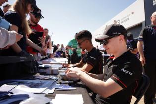 David beckmann (GER) Porsche Ersatzfahrer und Pascal Wehrlein (GER) Porsche #94 während der Autogrammstunde in der Boxengasse, FIA Formel E Weltmeisterschaft Saison 12, Berlin E- Prix, 02.05.2026, Flughafen Tempelhof, FE, Elektromotorsport
E-PrixinBerlin2026_134.jpg David beckmann (GER) Porsche Ersatzfahrer und Pascal Wehrlein (GER) Porsche #94 während der Autogrammstunde in der Boxengasse, FIA Formel E Weltmeisterschaft Saison 12, Berlin E- Prix, 02.05.2026, Flughafen Tempelhof, FE, Elektromotorsport
E-PrixinBerlin2026_134.jpg