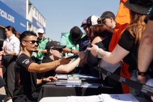 Pascal Wehrlein (GER) Porsche #94 während der Autogrammstunde in der Boxengasse, FIA Formel E Weltmeisterschaft Saison 12, Berlin E- Prix, 02.05.2026, Flughafen Tempelhof, FE, Elektromotorsport
E-PrixinBerlin2026_135.jpg Pascal Wehrlein (GER) Porsche #94 während der Autogrammstunde in der Boxengasse, FIA Formel E Weltmeisterschaft Saison 12, Berlin E- Prix, 02.05.2026, Flughafen Tempelhof, FE, Elektromotorsport
E-PrixinBerlin2026_135.jpg