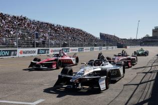 Norman Nato (FRA) Nissan neben Antonio Felix da Costa (POR) Jaguar verfolgt Nyck de Vries (NED) Mahindra, Rennen 1, FIA Formel E Weltmeisterschaft Saison 12, Berlin E- Prix, 02.05.2026, Flughafen Tempelhof, FE, Elektromotorsport
E-PrixinBerlin2026_139.jpg Norman Nato (FRA) Nissan neben Antonio Felix da Costa (POR) Jaguar verfolgt Nyck de Vries (NED) Mahindra, Rennen 1, FIA Formel E Weltmeisterschaft Saison 12, Berlin E- Prix, 02.05.2026, Flughafen Tempelhof, FE, Elektromotorsport
E-PrixinBerlin2026_139.jpg