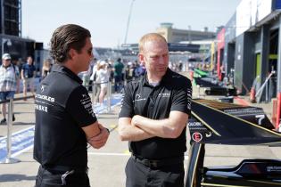 Jay Penske (USA) Besitzer DS Penske und Phil Charles (GBR) Teamchef in der Boxengasse, FIA Formel E Weltmeisterschaft Saison 12, Berlin E- Prix, 03.05.2026, Flughafen Tempelhof, FE, Elektromotorsport
E-PrixinBerlin2026_154.jpg Jay Penske (USA) Besitzer DS Penske und Phil Charles (GBR) Teamchef in der Boxengasse, FIA Formel E Weltmeisterschaft Saison 12, Berlin E- Prix, 03.05.2026, Flughafen Tempelhof, FE, Elektromotorsport
E-PrixinBerlin2026_154.jpg