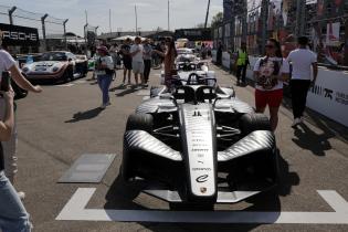 Besucher zwischen dem FE Gen4 Rennwagen sowie historischen Rennfahrzeugen in der Porsche Fanbereich neben der Rennstrecke, Rennen 2, FIA Formel E Weltmeisterschaft Saison 12, Berlin E- Prix, 03.05.2026, Flughafen Tempelhof, PR, Marketing
E-PrixinBerlin2026_155.jpg Besucher zwischen dem FE Gen4 Rennwagen sowie historischen Rennfahrzeugen in der Porsche Fanbereich neben der Rennstrecke, Rennen 2, FIA Formel E Weltmeisterschaft Saison 12, Berlin E- Prix, 03.05.2026, Flughafen Tempelhof, PR, Marketing
E-PrixinBerlin2026_155.jpg