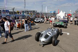 Besucher zwischen historischen Rennfahrzeugen in der Porsche Fanbereich neben der Rennstrecke, Rennen 2, FIA Formel E Weltmeisterschaft Saison 12, Berlin E- Prix, 03.05.2026, Flughafen Tempelhof, PR, Marketing
E-PrixinBerlin2026_156.jpg Besucher zwischen historischen Rennfahrzeugen in der Porsche Fanbereich neben der Rennstrecke, Rennen 2, FIA Formel E Weltmeisterschaft Saison 12, Berlin E- Prix, 03.05.2026, Flughafen Tempelhof, PR, Marketing
E-PrixinBerlin2026_156.jpg