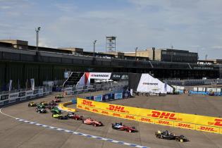 Alle FE Rennfahrzeuge hintereinander in Kurve 12 mit dem Hangar im Hintergrund, Rennen 2, FIA Formel E Weltmeisterschaft Saison 12, Berlin E- Prix, 03.05.2026, Flughafen Tempelhof, FE, Elektromotorsport
E-PrixinBerlin2026_157.jpg Alle FE Rennfahrzeuge hintereinander in Kurve 12 mit dem Hangar im Hintergrund, Rennen 2, FIA Formel E Weltmeisterschaft Saison 12, Berlin E- Prix, 03.05.2026, Flughafen Tempelhof, FE, Elektromotorsport
E-PrixinBerlin2026_157.jpg